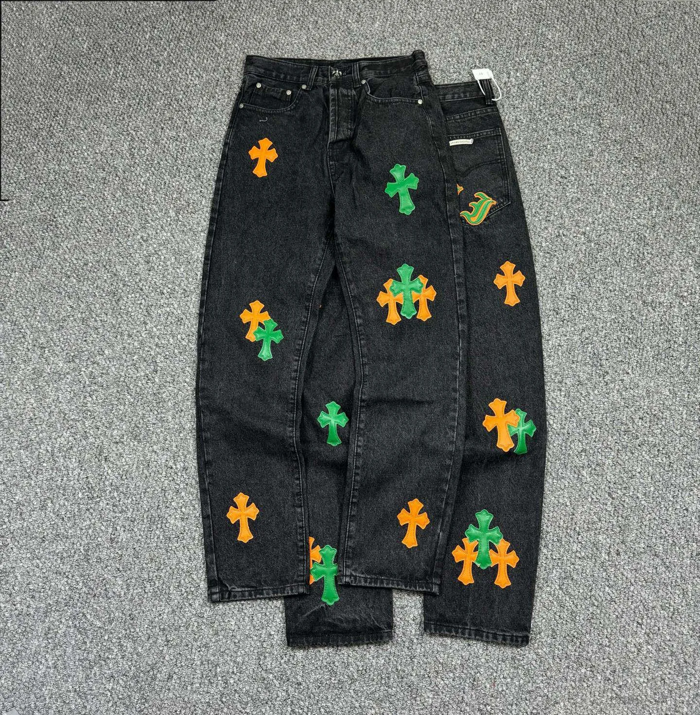 P260 Style number: H74 Croxin & 𝐂𝐡𝐫𝐨𝐦𝐞 𝐇𝐞𝐚𝐫𝐭 ss25 black leather Sanskrit fine jeans. Styles with different washed textures are very friendly to people with thin legs. The slightly flared version perfectly modifies the leg shape. The timeless and moderate length makes it easy to match and match. It is the basis for various styles and is a must-have in your wardrobe! The fabric is stiff but also makes the upper body soft without losing texture. The washing process is even more perfect. It is a must-have item for everyone! ! ! Washed wheat, hang tag, pants label, three labels complete Color: black Size: 28-30-32-34-36